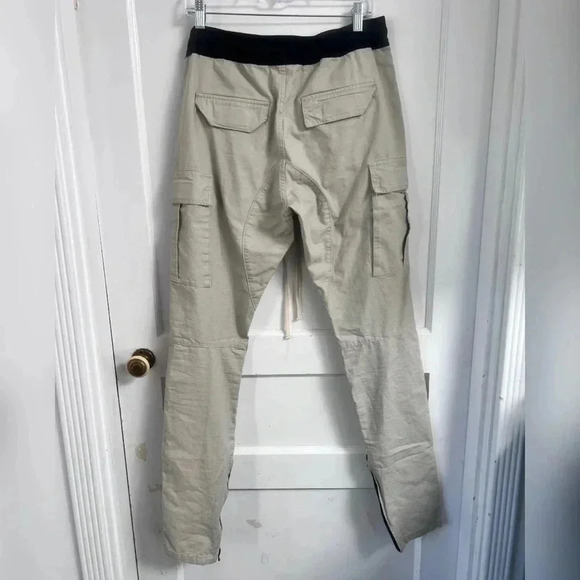 Fear of God Essentials Drawstring Cargo Pants
Silver Grey Size M - Picture 3 of 3